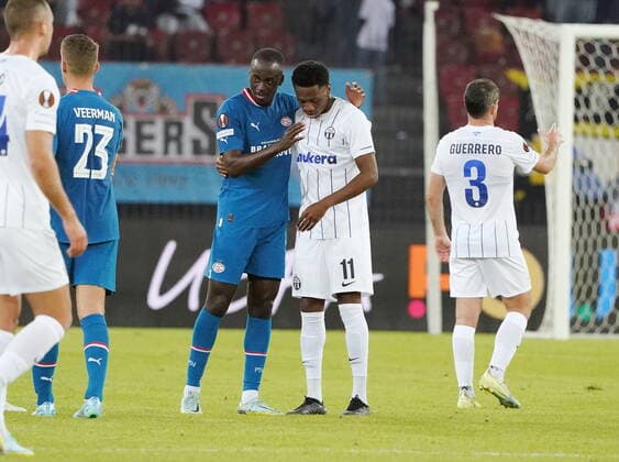 Foto Manuel Geisser 06.10.2022 Stadion Letzigrund Fussball Saison 2022 2023 Europa League Gruppenphase FC Zuerich - PSV Eindhoven. Bild : Jordan Teze (PSV Eindhoven) und Jonathan Okita (FC Zuerich) (r:) nach dem Schlusspfiff