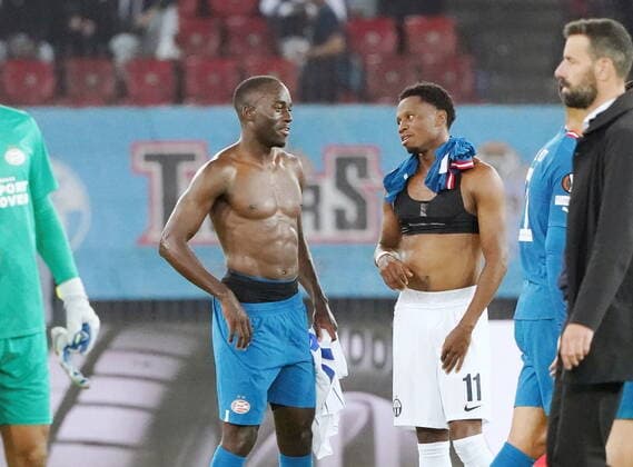 Foto Manuel Geisser 06.10.2022 Stadion Letzigrund Fussball Saison 2022 2023 Europa League Gruppenphase FC Zuerich - PSV Eindhoven. Bild : Jordan Teze (PSV Eindhoven) und Jonathan Okita (FC Zuerich) (r:) nach dem Schlusspfiff