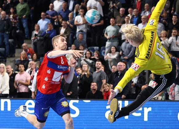 Sport Themen der Woche KW40 Sport Bilder des Tages 06.10.2022 - Handball - 1. Bundesliga LIQUI MOLY HBL - Saison 2022 2023 - 07. Spieltag: HC Erlangen Metropolregion Nürnberg HCE - Bergischer HC BHC ( Löwen ) - DaMa - Tim Nothdurft (8, Bergischer HC ) Bertram Obling (16, HC Erlangen HCE ) *** 06 10 2022 Handball 1 Bundesliga LIQUI MOLY HBL Season 2022 2023 07 Matchday HC Erlangen Nuremberg Metropolitan Region HCE Bergischer HC BHC Lions DaMa Tim Nothdurft 8, Bergischer HC Bertram Obling 16, HC Erlangen HCE