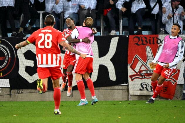 MALMÖ 20221006 Union Berlins Sheraldo Becker jublar och kramas om efter att ha satt 1-0 i den 68:e matchminuten under torsdagens fotbollsmatch i Europa League, grupp D, mellan Malmö FF och FC Union Berlin pa Eleda stadion (Nya Malmö Stadion). Malmö Sverige FOTBOLL x50090x