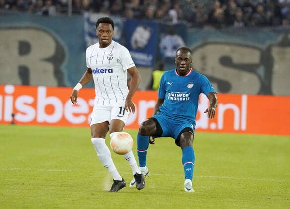 Foto Manuel Geisser 06.10.2022 Stadion Letzigrund Fussball Saison 2022 2023 Europa League Gruppenphase FC Zuerich - PSV Eindhoven. Bild : Jordan Teze (PSV Eindhoven) und Jonathan Okita (FC Zuerich) (I.) Aktion Zeikampf