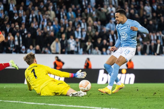 221006 Goalkeeper Frederik Rönnow of Union Berlin and Martin Olsson of Malmö FF during the UEFA Europa League match between Malmö FF and Union Berlin on October 6, 2022 in Malmö. Photo: Petter Arvidson BILDBYRAN kod PA PA0409 fotboll football soccer fotball uefa europa league malmö ff union berlin bbeng Copyright: PETTERxARVIDSON BB221006PA151