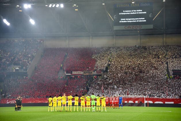 Fussball Europa League Gruppenphase Spiel 03 - 22 23 - SC Freiburg vs. FC Nantes - 06-10-2022 Schweigeminute vor dem Spiel. Fussball Europa League Gruppenphase Spiel 03: SC Freiburg vs. FC Nantes am Donnerstag, den 06. Oktober 2022 im Europa-Park Stadion in Freiburg im Breisgau Copyright: xBEAUTIFULxSPORTS GerdxGruendlx