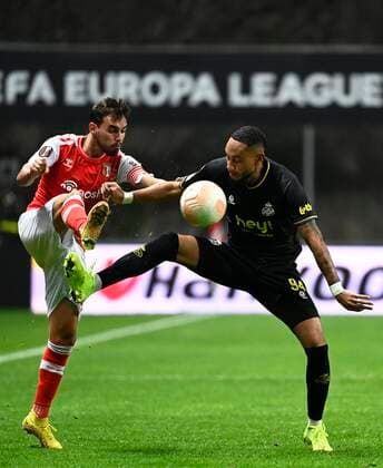BRAGA, PORTUGAL - OCTOBER 06 : Lapoussin Loic forward of Union St-Gilloise and Horta Ricardo of SC Braga during Uefa Europa league match between SC Braga and Union St-Gilloise on October 6, 2022 in Estadio Municipal de Braga Braga, Portugal, 6 10 2022 ( SC Braga v Union St-Gilloise : Uefa Europa league PhotoNews Panoramic 