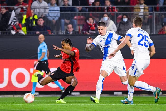 Lorenz ASSIGNON ( 22 - Rennes ) - Denys Popov ( 4 - Dynamo Kiev ) - Illia Zabarnyi ( 25 - Dynamo Kiev ) - FOOTBALL : Rennes vs Dynamo Kiev - Ligue Europa - 06 10 2022 FedericoPestellini Panoramic 