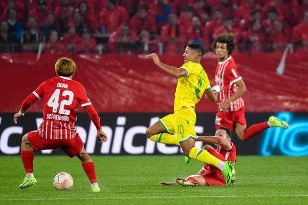 Fussball Europa League Gruppenphase Spiel 03 - 22 23 - SC Freiburg vs. FC Nantes - 06-10-2022 Nicolas Hoefler (SC Freiburg 27) im Zweikampf mit Ludovic Blas (FC Nantes 10). Fussball Europa League Gruppenphase Spiel 03: SC Freiburg vs. FC Nantes am Donnerstag, den 06. Oktober 2022 im Europa-Park Stadion in Freiburg im Breisgau Copyright: xBEAUTIFULxSPORTS GerdxGruendlx