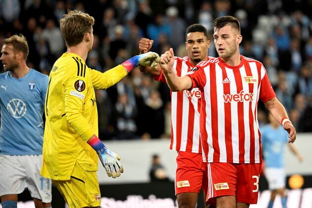 MALMÖ 20221006 Union Berlins Danilho Doekhi och Robin Knoche jublar med malvakten Frederik Rønnow under torsdagens fotbollsmatch i Europa League, grupp D, mellan Malmö FF och FC Union Berlin pa Eleda stadion (Nya Malmö Stadion). Malmö Sverige FOTBOLL x50090x