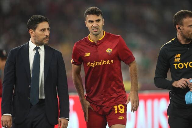 ROME, Italy - 06.10.2022: Injured Mehmet Celik (AS ROMA) during the UEFA Europe League group C match between AS Roma and Real Betis Seville at the Olympic Stadium on October 10, 2022 in Rome, Italy.  Copyright: xMarcoxIacobuccix xipa-agency.netx xMarcoxIacobuccix 0