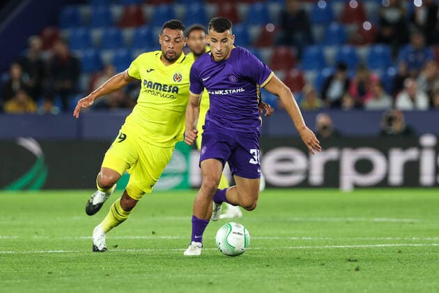 SOCCER - UEFA ECL, Villarreal vs A.Wien VILLARREAL,SPAIN,06.OCT.22 - SOCCER - UEFA Europa Conference League, Villarreal CF vs FK Austria Wien. Image shows Francis Coquelin (Villareal) and Manfred Fischer (A.Wien).  GEPAxpictures xArminxRauthner