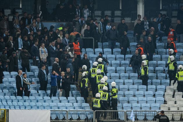 221006 Police in the stands among supporters of Malmö FF during the UEFA Europa League match between Malmö FF and Union Berlin on October 6, 2022 in Malmö. Photo: Petter Arvidson BILDBYRAN kod PA PA0409 fotboll football soccer fotball uefa europa league malmö ff union berlin bbeng publik Copyright: PETTERxARVIDSON BB221006PA173