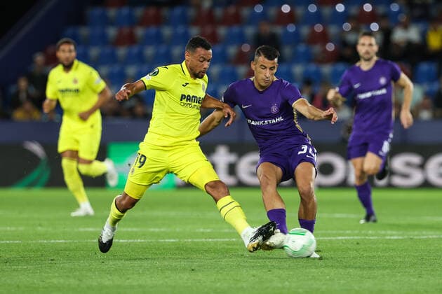 SOCCER - UEFA ECL, Villarreal vs A.Wien VILLARREAL,SPAIN,06.OCT.22 - SOCCER - UEFA Europa Conference League, Villarreal CF vs FK Austria Wien. Image shows Francis Coquelin (Villareal) and Manfred Fischer (A.Wien).  GEPAxpictures xArminxRauthner