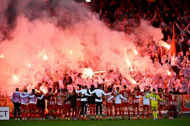 MALMÖ 20221006 FC Union Berlins spelare firar med sina supportrar efter att ha vunnit över hemmalaget Malmö FF med 1-0 i Europa League, grupp D, pa Eleda stadion (Nya Malmö Stadion) pa torsdagskvällen. Malmö Sverige FOTBOLL x50090x