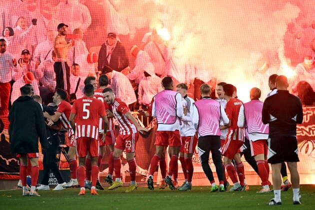 MALMÖ 20221006 FC Union Berlins spelare firar med sina supportrar efter att ha vunnit över hemmalaget Malmö FF med 1-0 i Europa League, grupp D, pa Eleda stadion (Nya Malmö Stadion) pa torsdagskvällen. Malmö Sverige FOTBOLL x50090x