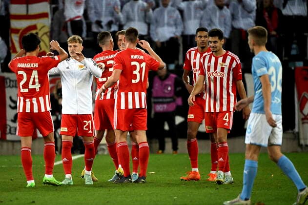 MALMÖ 20221006 Union Berlins spelare firar efter att ha vunnit över hemmalaget Malmö FF med 1-0 i Europa League, grupp D, pa Eleda stadion (Nya Malmö Stadion) pa torsdagskvällen, trots att laget fick spela hälften av matchen med en spelare mindre efter en utvisning. Malmö Sverige FOTBOLL x50090x