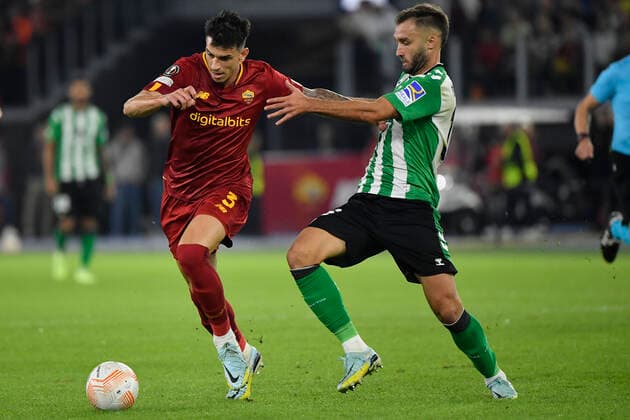 Roger Ibanez of AS Roma and German Pezzella of Real Betis Balompie during the Europa League Group C football match between AS Roma and Real Betis Balompie at Olimpico stadium in Roma (Italy), October 6th, 2022. Photo Andrea Staccioli Insidefoto andreaxstaccioli