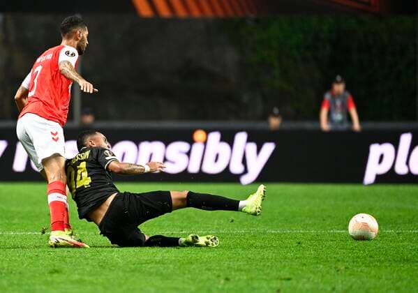BRAGA, PORTUGAL - OCTOBER 06 : Tormena Vitor of SC Braga and Lapoussin Loic forward of Union St-Gilloise during Uefa Europa league match between SC Braga and Union St-Gilloise on October 6, 2022 in Estadio Municipal de Braga Braga, Portugal, 6 10 2022 ( SC Braga v Union St-Gilloise : Uefa Europa league PhotoNews Panoramic 