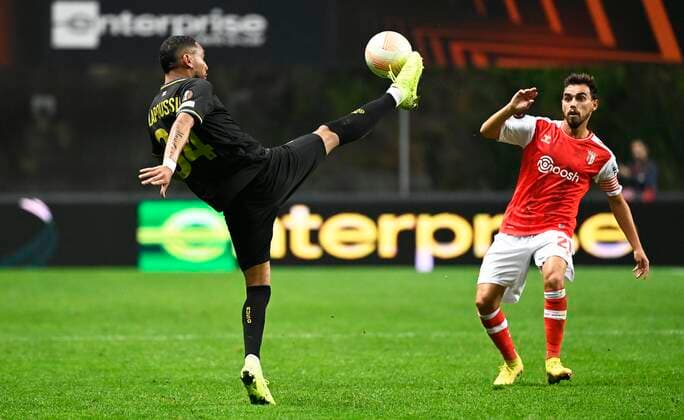 BRAGA, PORTUGAL - OCTOBER 06 : Horta Ricardo of SC Braga and Lapoussin Loic forward of Union St-Gilloise during Uefa Europa league match between SC Braga and Union St-Gilloise on October 6, 2022 in Estadio Municipal de Braga Braga, Portugal, 6 10 2022 ( SC Braga v Union St-Gilloise : Uefa Europa league PhotoNews Panoramic 
