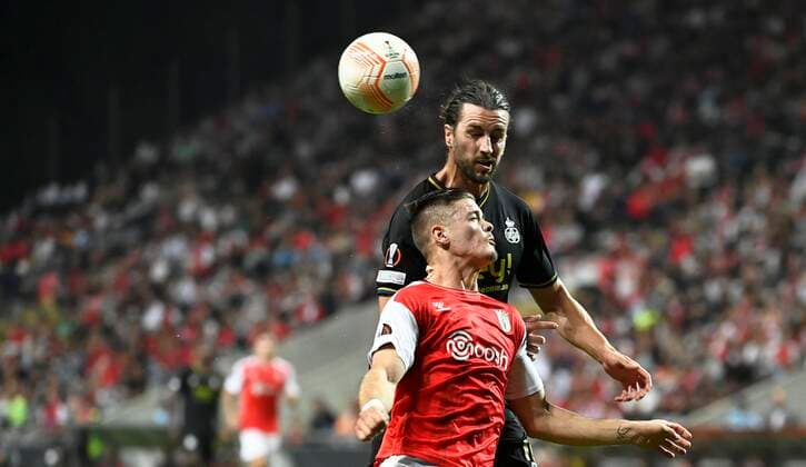 BRAGA, PORTUGAL - OCTOBER 06 : Oliveira Vitor of SC Braga and Burgess Christian defender of Union St-Gilloise during Uefa Europa league match between SC Braga and Union St-Gilloise on October 6, 2022 in Estadio Municipal de Braga Braga, Portugal, 6 10 2022 ( SC Braga v Union St-Gilloise : Uefa Europa league PhotoNews Panoramic 