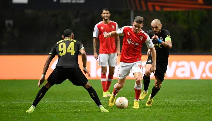 BRAGA, PORTUGAL - OCTOBER 06 : Oliveira Vitor of SC Braga and Teuma Teddy midfielder of Union St-Gilloise during Uefa Europa league match between SC Braga and Union St-Gilloise on October 6, 2022 in Estadio Municipal de Braga Braga, Portugal, 6 10 2022 ( SC Braga v Union St-Gilloise : Uefa Europa league PhotoNews Panoramic 
