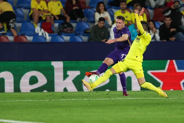 SOCCER - UEFA ECL, Villarreal vs A.Wien VILLARREAL,SPAIN,06.OCT.22 - SOCCER - UEFA Europa Conference League, Villarreal CF vs FK Austria Wien. Image shows Aleksandar Jukic (A.Wien) and Alex Baena (Villarreal).  GEPAxpictures xArminxRauthner