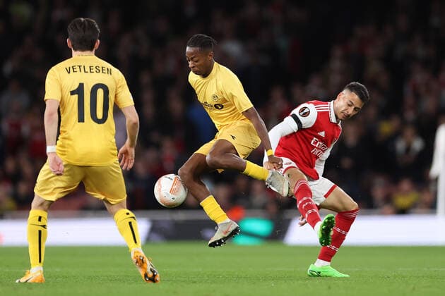 Arsenal v Bodo Glimt 06 October 2022, London - Europa League Group Stage - Arsenal v Bodo Glimt - Joel Mugisha of Bodo Glimt battles for possession with Gabriel Martinelli of Arsenal - Photo: Jacques Feeney Offside. London UK Copyright: xJacquesxFeeneyx xOffsidexOffside