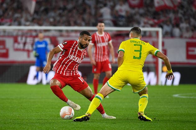 Fussball Europa League Gruppenphase Spiel 03 - 22 23 - SC Freiburg vs. FC Nantes - 06-10-2022 Daniel-Kofi Kyereh (SC Freiburg 11) am Ball und im Zweikampf mit Andrei Girotto (FC Nantes 3). Fussball Europa League Gruppenphase Spiel 03: SC Freiburg vs. FC Nantes am Donnerstag, den 06. Oktober 2022 im Europa-Park Stadion in Freiburg im Breisgau Copyright: xBEAUTIFULxSPORTS GerdxGruendlx