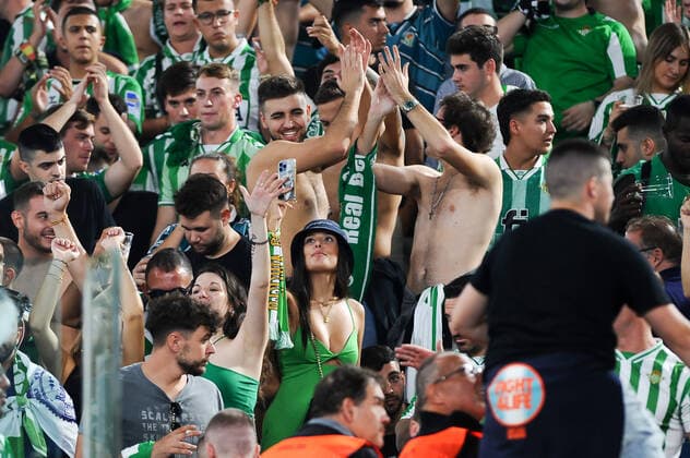 IPP20221006 Football - soccer: UEFA Europa League 2022 2023, AS Rom - Real Betis Sevilla, una tifosa del Real Betis. (Verwendung nur in Deutschland - GERMANY ONLY) *** IPP20221006 Football soccer UEFA Europa League 2022 2023, AS Rome Real Betis Sevilla, una tifosa del Real Betis Use only in Germany GERMANY ONLY 