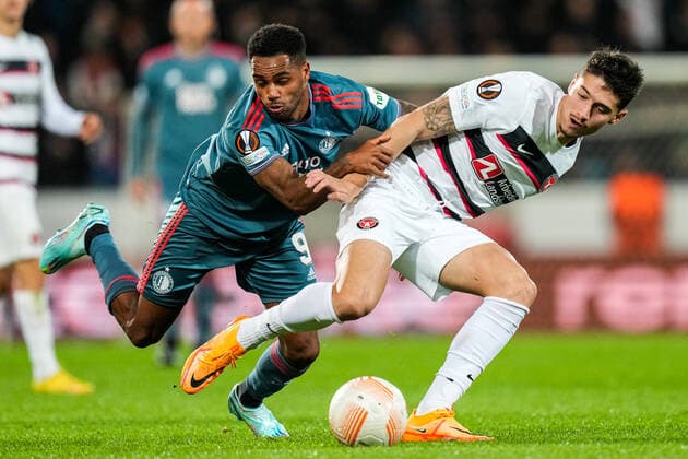 UEFA Europa League: FC Midtjylland v Feyenoord Herning - Danilo Pereira da Silva of Feyenoord, Emiliano Martinez of FC Midtjylland during the match between FC Midtjylland v Feyenoord at MCH Arena on 6 October 2022 in Herning, Denmark. Copyright: xYannickxVerhoevenx