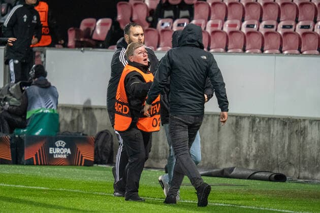 FC Midtjylland v Feyenoord, UEFA Europa League football, Herning, Denmark Herning, Denmark. 06th, October 2022. Football fans of Feyenoord access the pitch before the UEFA Europa League match between FC Midtjylland and Feyenoord at MCH Arena in Herning. Herning Denmark  Copyright: xGonzalesxPhoto NicolaixBerthelsex