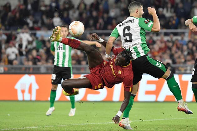 Tammy Abraham of AS Roma and Guido Rodriguez of Real Betis Balompie during the Europa League Group C football match between AS Roma and Real Betis Balompie at Olimpico stadium in Roma (Italy), October 6th, 2022. Photo Andrea Staccioli Insidefoto andreaxstaccioli