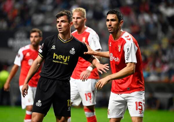 BRAGA, PORTUGAL - OCTOBER 06 : Vanzeir Dante forward of Union St-Gilloise and Oliveira Paulo of SC Braga during Uefa Europa league match between SC Braga and Union St-Gilloise on October 6, 2022 in Estadio Municipal de Braga Braga, Portugal, 6 10 2022 ( SC Braga v Union St-Gilloise : Uefa Europa league PhotoNews Panoramic 