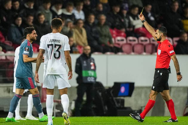 UEFA Europa League: FC Midtjylland v Feyenoord Herning - Alireza Jahanbakhsh of Feyenoord receives a yellow card from Referee Mohammed Al-Hakim during the match between FC Midtjylland v Feyenoord at MCH Arena on 6 October 2022 in Herning, Denmark. Copyright: xTomxBodex