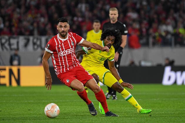 Fussball Europa League Gruppenphase Spiel 03 - 22 23 - SC Freiburg vs. FC Nantes - 06-10-2022 Nicolas Hoefler (SC Freiburg 27) im Zweikampf mit Samuel Moutoussamy (FC Nantes 8). Fussball Europa League Gruppenphase Spiel 03: SC Freiburg vs. FC Nantes am Donnerstag, den 06. Oktober 2022 im Europa-Park Stadion in Freiburg im Breisgau Copyright: xBEAUTIFULxSPORTS GerdxGruendlx