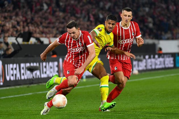 Fussball Europa League Gruppenphase Spiel 03 - 22 23 - SC Freiburg vs. FC Nantes - 06-10-2022 Nicolas Hoefler (SC Freiburg 27) und Maximilian Eggestein (SC Freiburg 8) im Zweikampf mit Ludovic Blas (FC Nantes 10). Fussball Europa League Gruppenphase Spiel 03: SC Freiburg vs. FC Nantes am Donnerstag, den 06. Oktober 2022 im Europa-Park Stadion in Freiburg im Breisgau Copyright: xBEAUTIFULxSPORTS GerdxGruendlx