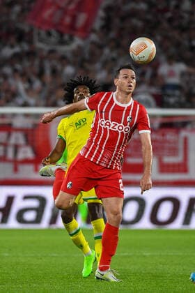 Fussball Europa League Gruppenphase Spiel 03 - 22 23 - SC Freiburg vs. FC Nantes - 06-10-2022 Nicolas Hoefler (SC Freiburg 27) im Zweikampf mit Samuel Moutoussamy (FC Nantes 8). Fussball Europa League Gruppenphase Spiel 03: SC Freiburg vs. FC Nantes am Donnerstag, den 06. Oktober 2022 im Europa-Park Stadion in Freiburg im Breisgau Copyright: xBEAUTIFULxSPORTS GerdxGruendlx