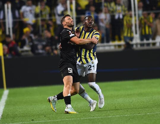 Bright Osayi Samuel (R) of Fenerbahce and Omri Altman (L) of AEK Larnaca during the UEFA Europa League group B match between Fenerbahce and AEK Larnaca at Ulker Sukru Saracoglu Stadium in Istanbul, Turkey on October 6, 2022. ( Photo by Seskimphoto ) Fenerbahce v AEK Larnaca - UEFA Europa League Match 