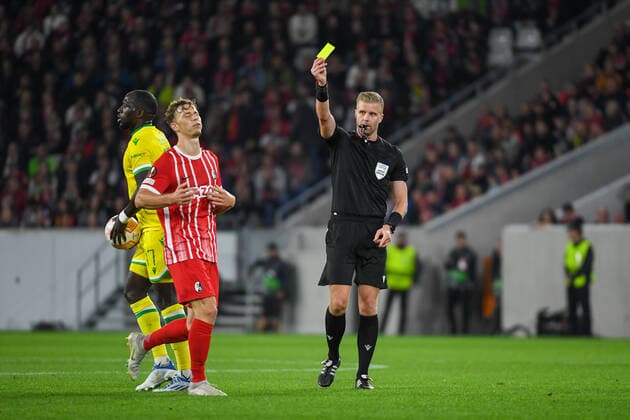 Fussball Europa League Gruppenphase Spiel 03 - 22 23 - SC Freiburg vs. FC Nantes - 06-10-2022 Schiedsrichter Glenn Nyberg (SWE) zeigt Yannik Keitel (SC Freiburg 14) die gelbe Karte. Fussball Europa League Gruppenphase Spiel 03: SC Freiburg vs. FC Nantes am Donnerstag, den 06. Oktober 2022 im Europa-Park Stadion in Freiburg im Breisgau Copyright: xBEAUTIFULxSPORTS GerdxGruendlx
