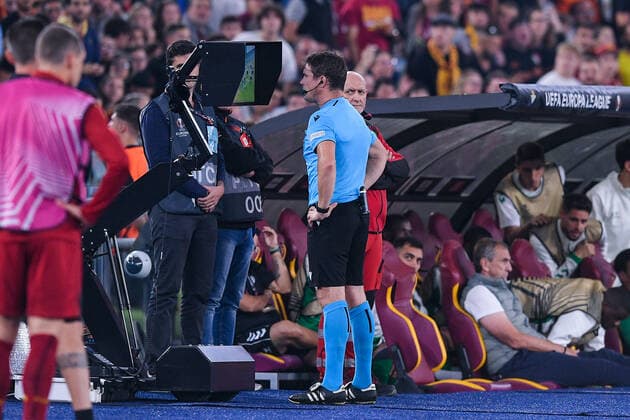 AS Roma v Real Betis - UEFA Europa League Referee Matej Zunic goes to the VAR for a penalty check during the UEFA Europa League Group C stage match between AS Roma and Real Betis at Stadio Olimpico, Rome, Italy on 6 October 2022. Rome Rome Italy  Copyright: xGiuseppexMaffiax originalFilename:maffia-asromavr221006_npRbs.jpg