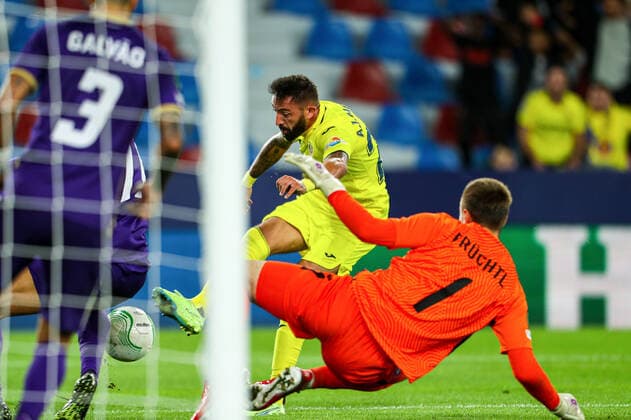 October 6, 2022: Jose Luis Morales of Villarreal and Christian Fruchtl of Austria Wien in action during the UEFA Conference League, football match played between Villarreal CF and FK Austria Wien at the Ceramica Stadium on October 6, 2022, in Castellon, Spain. - ZUMAa181 20221006_zaa_a181_156 Copyright: xIvanxTerronx
