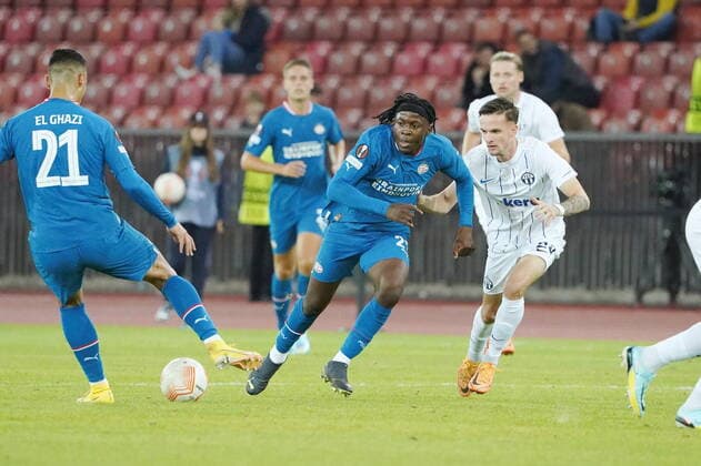 Foto Manuel Geisser 06.10.2022 Stadion Letzigrund Fussball Saison 2022 2023 Europa League Gruppenphase FC Zuerich - PSV Eindhoven. Bild : Johan Bakayoko (PSV Eindhoven) - Fabian Rohner (FC Zuerich) Aktion Zweikampf