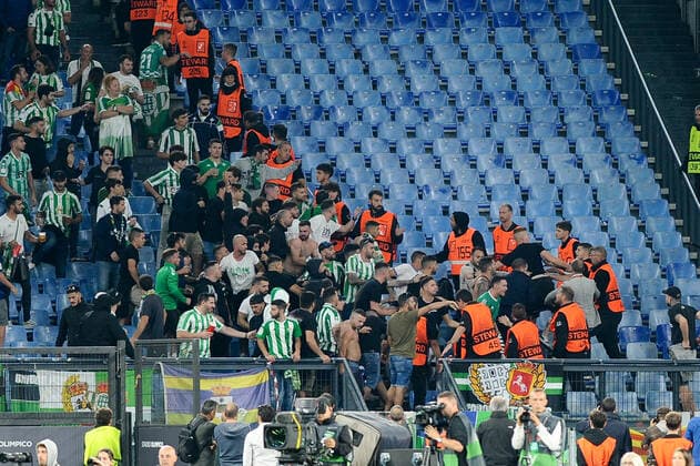 IPP20221006 Football - soccer: UEFA Europa League 2022 2023, AS Rom - Real Betis Sevilla, tensione sugli spalti con i tifosi del Betis che vengono fermati dagli gli steward (Verwendung nur in Deutschland - GERMANY ONLY) *** IPP20221006 Football soccer UEFA Europa League 2022 2023, AS Rom Real Betis Sevilla, tensione sugli spalti con i tifosi del Betis che vengono fermati dagli gli steward Use only in Germany GERMANY ONLY 