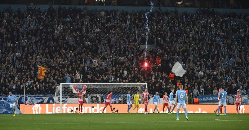 Fussball, Herren, Saison 2022 2023, Europa League, Malmö FF - 1. FC Union Berlin (Gruppenphase, Gruppe D, 3. Spieltag), aus den Blöcken der Fans von union werden Raketen aufs Feld und in Richtung der Fans von Malmö geschossen, 06.10. 2022, Copyright: xMatthiasxKochx