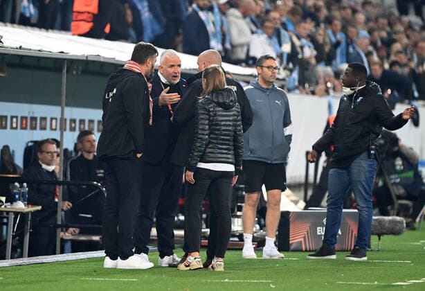 Fussball, Herren, Saison 2022 2023, Europa League, Malmö FF - 1. FC Union Berlin (Gruppenphase, Gruppe D, 3. Spieltag), v. l. Presse- und Stadionsprecher Christian Arbeit (1. FC Union), Präsident Dirk Zingler (1. FC Union), Sicherheitschef Sven Schlensog, Vereinssprecherin Katharina Brendel (1. FC Union) während der Spielunterbrechung nach den Pyro-Ausschreitungen in der zweiten Halbzeit, 06.10. 2022, Copyright: xMatthiasxKochx