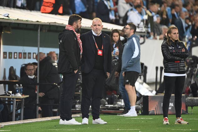 Fussball, Herren, Saison 2022 2023, Europa League, Malmö FF - 1. FC Union Berlin (Gruppenphase, Gruppe D, 3. Spieltag), v. l. Presse- und Stadionsprecher Christian Arbeit (1. FC Union), Präsident Dirk Zingler (1. FC Union), Vereinssprecherin Katharina Brendel (1. FC Union) während der Spielunterbrechung nach den Pyro-Ausschreitungen in der zweiten Halbzeit, 06.10. 2022, Copyright: xMatthiasxKochx