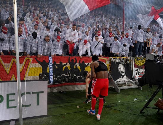 Fussball, Herren, Saison 2022 2023, Europa League, Malmö FF - 1. FC Union Berlin (0:1, Gruppenphase, Gruppe D, 3. Spieltag), Sheraldo Becker (1. FC Union) verschenkt sein Trikot an den Vorsänger Ali von von union, Jubel nach dem Abpfiff, 06.10. 2022, Copyright: xMatthiasxKochx