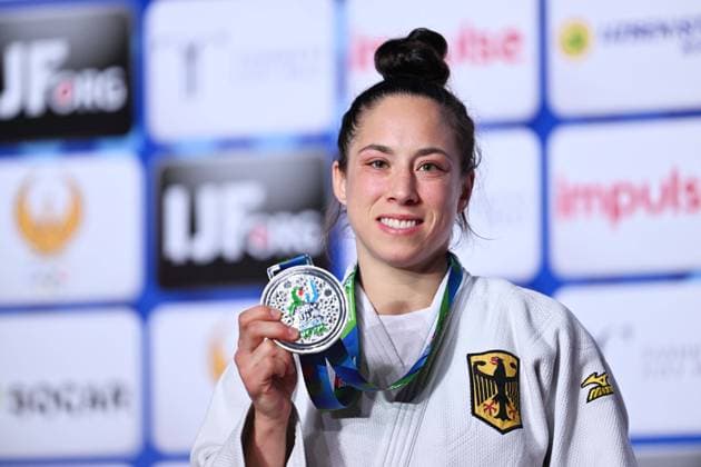Bilder des Jahres, Sport 10 Oktober Sport Themen der Woche KW40 Sport Bilder des Tages Katharina Menz (GER), OCTOBER 6, 2022 - Judo : World Judo Championships Tashkent 2022 Women s -48kg Medal Ceremony at Humo Arena in Tashkent, Uzbekistan. Noxthirdxpartyxsales  (200527431)
