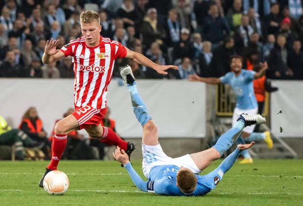 MALMÖ 20221006 Berlins András Schäfer drar ner Malmös Anders Christiansen och far rött kort under torsdagens fotbollsmatch i Europa League, grupp D, mellan Malmö FF och FC Union Berlin pa Eleda stadion (Nya Malmö Stadion). MALMÖ SVERIGE x50090x
