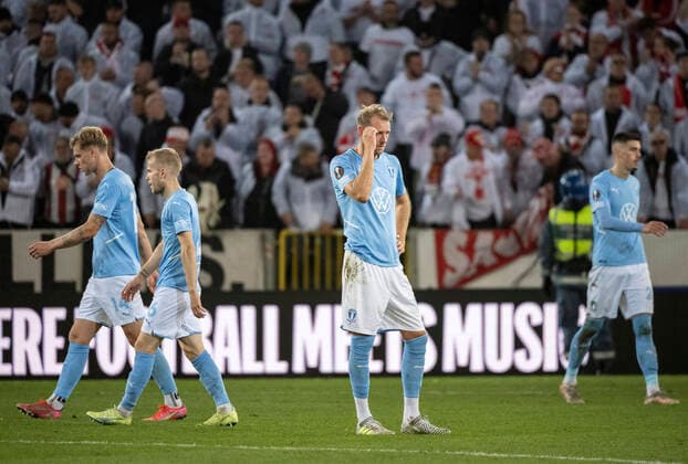 MALMÖ 20221006 MFF spelarna med Ola Toivonen i mitten deppar efter förlusten i torsdagens fotbollsmatch i Europa League, grupp D, mellan Malmö FF och FC Union Berlin pa Eleda stadion (Nya Malmö Stadion). MALMÖ SVERIGE x50090x