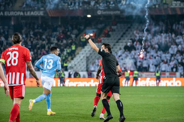 The referee and players flee the pitch as fireworks are set off during Thursday s Europa League, Group D football match between Malmö FF and FC Union Berlin at Eleda Stadium, Malmö, Sweden, 6 October 2022 MALMÖ SVERIGE x50090x