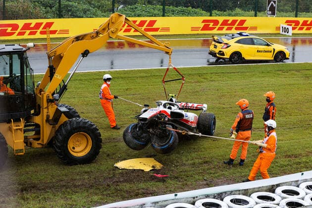 marshall, commissaire de piste, 47 SCHUMACHER Mick (ger), Haas F1 Team VF-22 Ferrari, action crash, accident, during the Formula 1 Honda Japanese Grand Prix 2022, 18th round of the 2022 FIA Formula One World Championship, WM, Weltmeisterschaft from October 7 to 9, 2022 on the Suzuka International Racing Course, in Suzuka, Mie Prefecture, Japan - F1 - JAPANESE GRAND PRIX 2022 DPPI Panoramic 00122041_AV6_7661